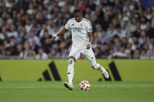 开云入口-重回老本行?西媒:人手短缺 阿拉巴可能担任左后卫出战阿森纳